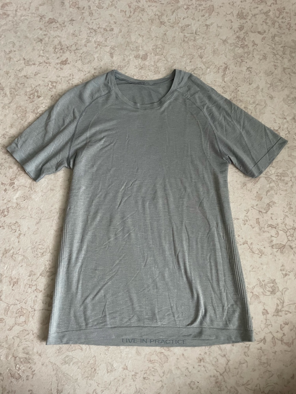 Lululemon Men's Crew Neck Short Sleeve Shirt in Light Gray